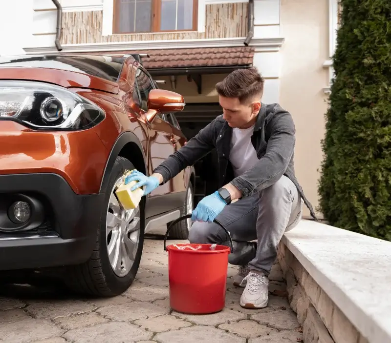 Lavage auto à domicile Saint-Germain-de-Salles : professionnel intervenant sur un véhicule